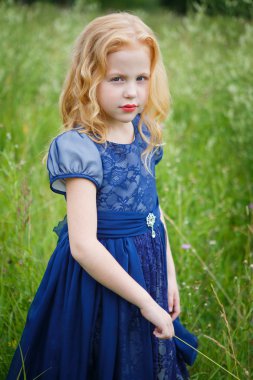 Mavi elbiseli güzel küçük kız portresi