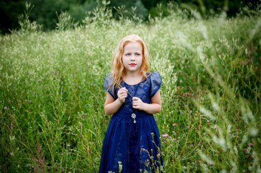 Mavi elbiseli güzel küçük kız portresi