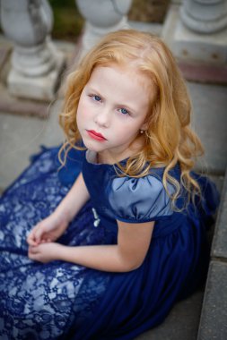 Bir parkta güzel küçük kız portresi