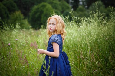 Mavi elbiseli güzel küçük kız portresi