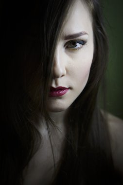 Güzel bir genç kızın portresi.