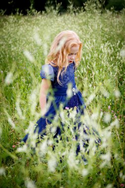 Mavi elbiseli güzel küçük kız portresi