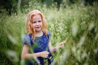 Mavi elbiseli güzel küçük kız portresi