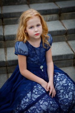 Bir parkta güzel küçük kız portresi