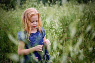 Mavi elbiseli güzel küçük kız portresi