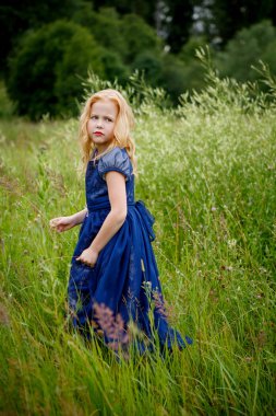 Mavi elbiseli güzel küçük kız portresi