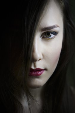 Güzel bir genç kızın portresi.