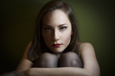 Güzel bir genç kızın portresi.