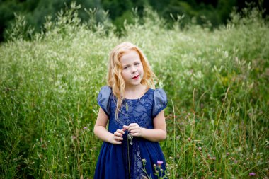 Mavi elbiseli güzel küçük kız portresi