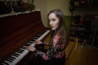 Güzel bir kızın portresi.