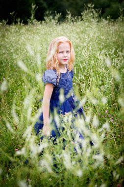 Mavi elbiseli güzel küçük kız portresi