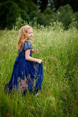 Mavi elbiseli güzel küçük kız portresi