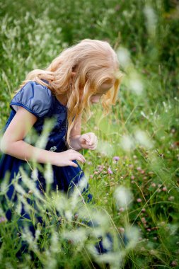 Mavi elbiseli güzel küçük kız portresi