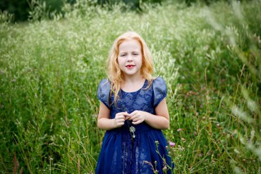 Mavi elbiseli güzel küçük kız portresi