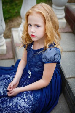 Bir parkta güzel küçük kız portresi