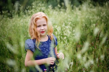 Mavi elbiseli güzel küçük kız portresi