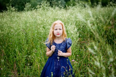 Mavi elbiseli güzel küçük kız portresi