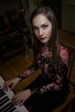 Güzel bir kızın portresi.