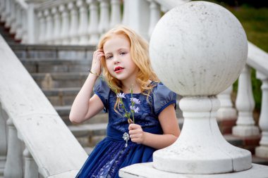 Bir parkta güzel küçük kız portresi