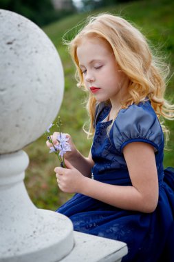 Bir parkta güzel küçük kız portresi