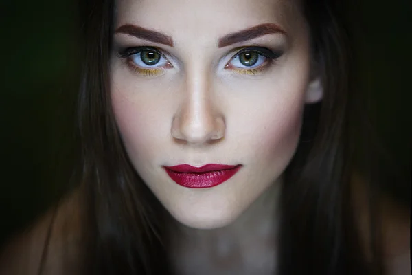 Portrait of a beautiful young girl — Stock Photo, Image