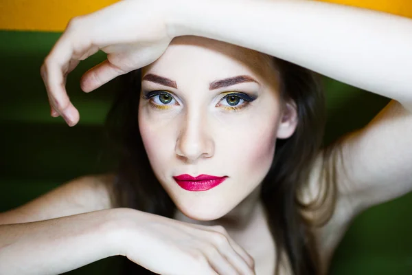 Portrait of a beautiful young girl — Stock Photo, Image