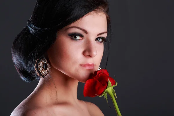 Retrato de una hermosa joven — Foto de Stock