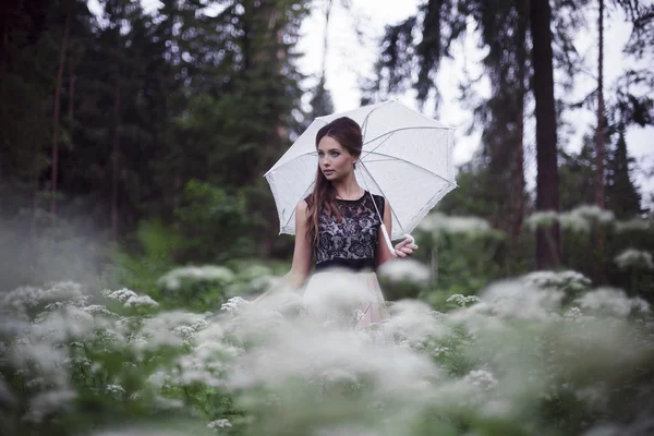 Porträt eines schönen Mädchens mit Regenschirm — Stockfoto