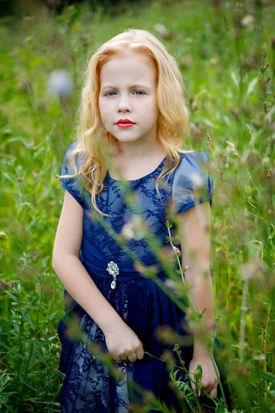 Portret van mooie meisje in de blauwe jurk — Stockfoto