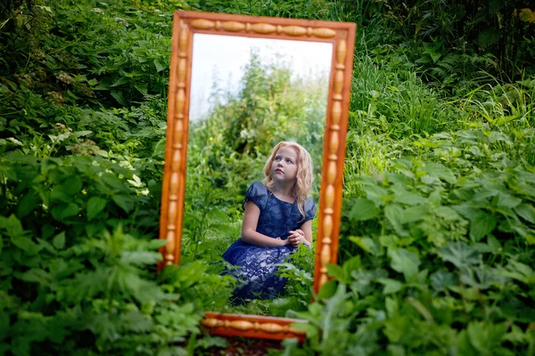 Portrait of beautiful little girl — Stock Photo, Image