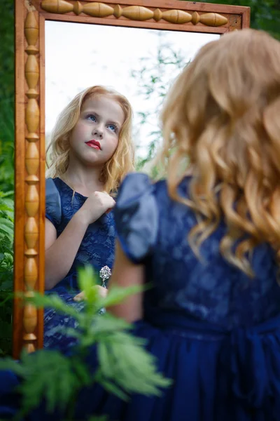 Porträtt av vacker liten flicka — Stockfoto