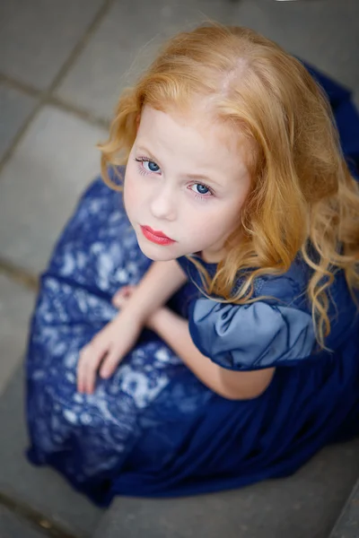 Retrato de menina bonita em um parque — Fotografia de Stock