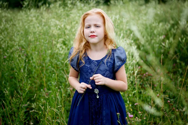 Retrato de hermosa niña en el vestido azul —  Fotos de Stock