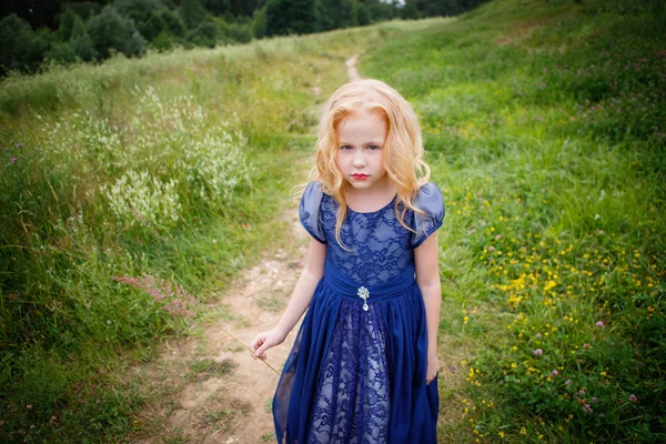 Porträt der schönen kleinen Mädchen im blauen Kleid — Stockfoto