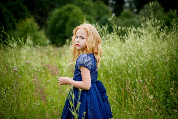 Retrato de menina bonita no vestido azul — Fotografia de Stock