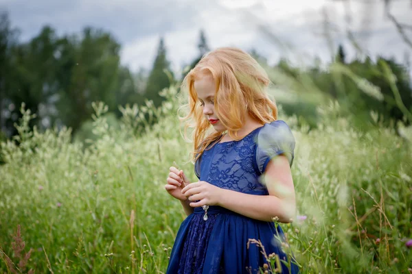 青いドレスを着た美しい少女の肖像画 — ストック写真