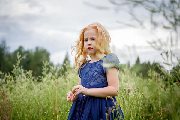 Portrait de belle petite fille dans la robe bleue — Photo