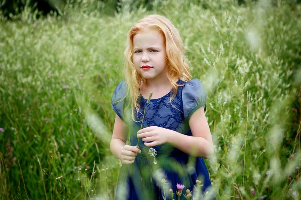 Retrato de menina bonita no vestido azul — Fotografia de Stock