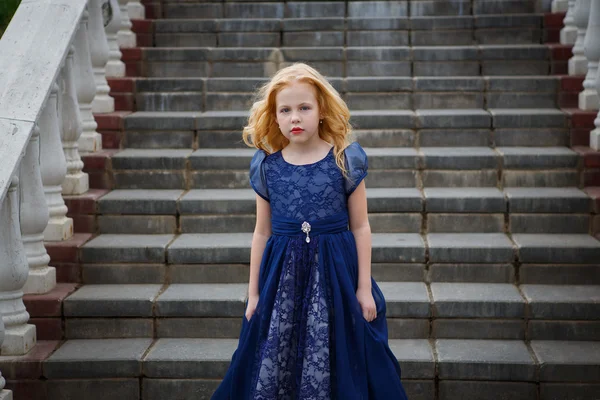 Portret van mooi meisje in een Park — Stockfoto