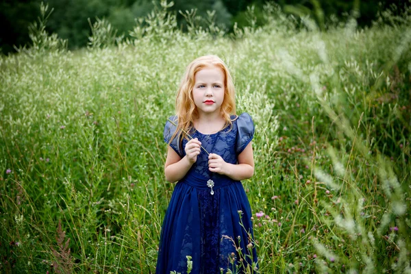 Retrato de menina bonita no vestido azul — Fotografia de Stock