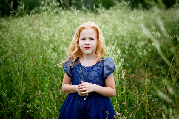 Retrato de hermosa niña en el vestido azul —  Fotos de Stock
