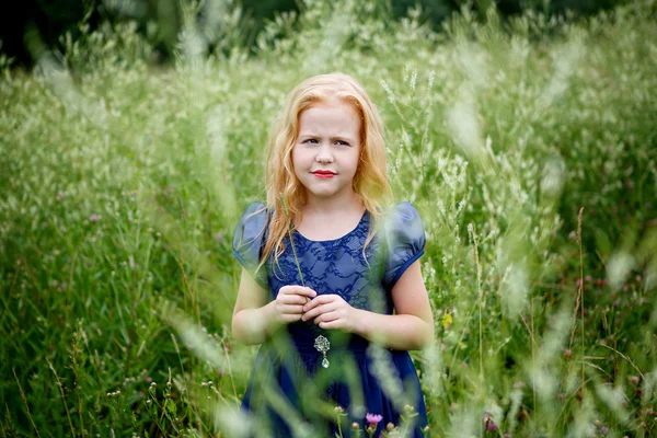 Retrato de menina bonita no vestido azul — Fotografia de Stock