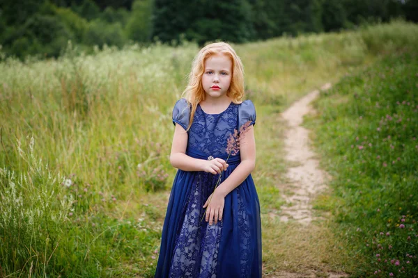 青いドレスを着た美しい少女の肖像画 — ストック写真