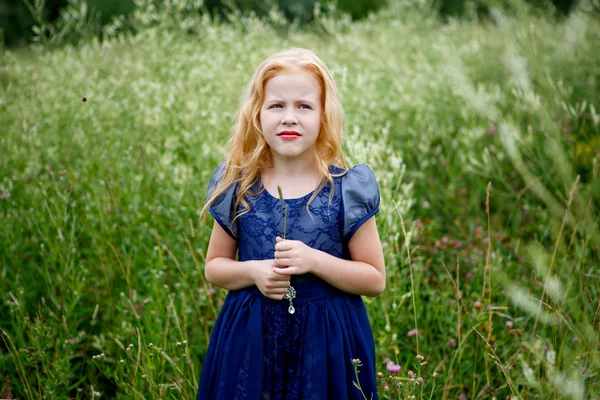 Ritratto di bella bambina vestita di blu — Foto Stock