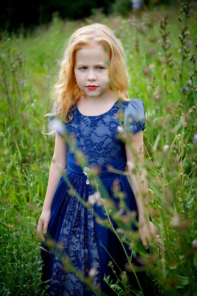 Portrait de belle petite fille dans la robe bleue — Photo