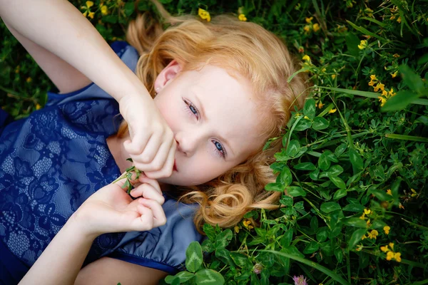Ritratto di bella bambina — Foto Stock