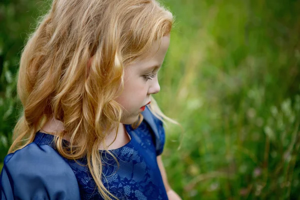 Portret van mooie meisje in de blauwe jurk — Stockfoto