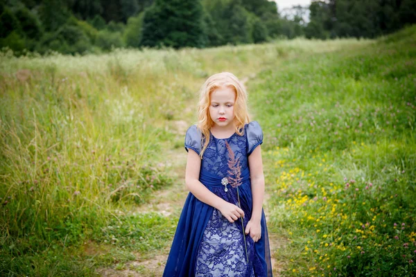 Porträtt av vacker liten flicka i blå klänning — Stockfoto