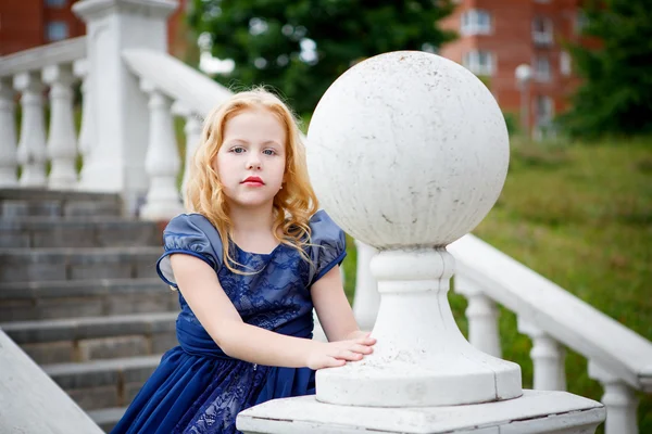 Portret van mooi meisje in een Park — Stockfoto