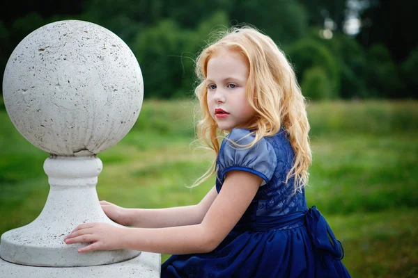 Porträtt av vacker liten flicka i en Park — Stockfoto